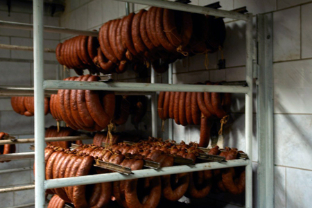Работники читинского мясокомбината украли 2 тонны деликатесов