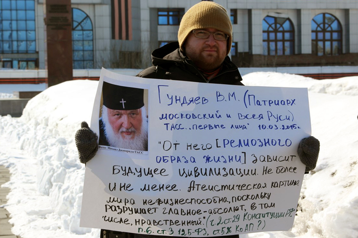Организатора новосибирского пикета за свободу совести вызвали в полицию за «размещение свастики»