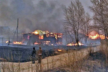 Пять человек погибли, почти 600 эвакуированы из-за пожаров в Хакасии (фото)