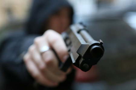 Десятиклассник с пистолетом ограбил офис микрокредитной организации в Новосибирске 