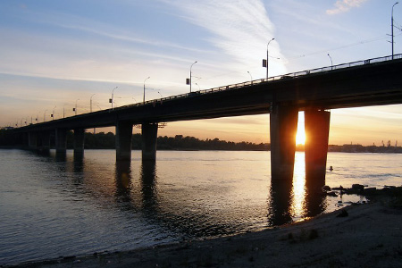 Баржа врезалась в один из мостов Новосибирска
