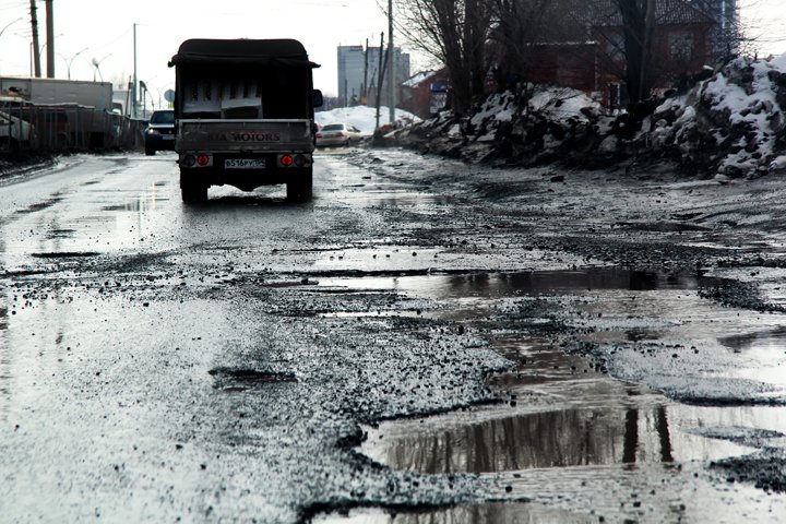 Локоть пообещал наказать виновных в приеме некачественного ремонта дорог