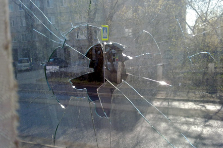 Красноярскому активисту «Солидарности» выбили окна квартиры перед пикетом