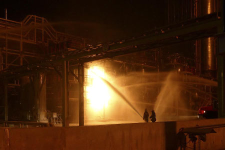 Пожар на омском заводе «Полиом» тушили больше пяти часов 
