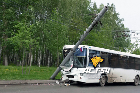 Столб упал на пассажирский автобус в Новосибирске