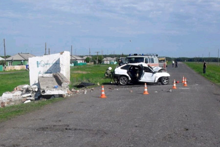 Водитель в Омской области выехал на встречку и врезался в остановку: погибли четверо 