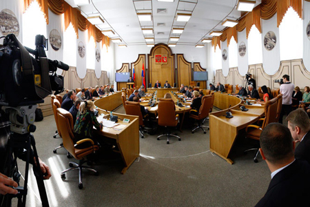Красноярские депутаты не отменили выборы мэра даже под угрозой роспуска