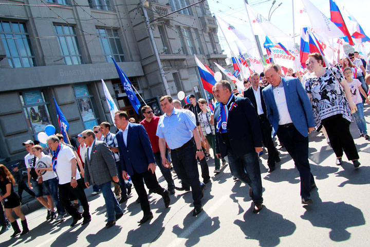 «Санкции нас не сломят»: тысячи новосибирцев выразили «патриотические чувства» в День России