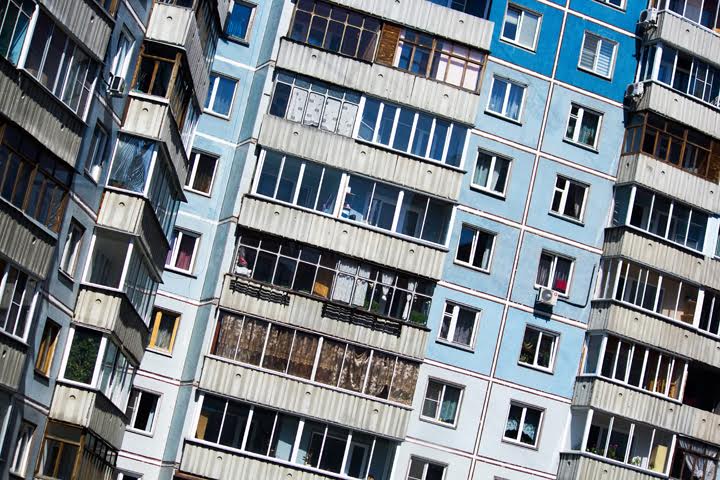 Двухлетний мальчик выпал с пятого этажа в Иркутской области и не пострадал 