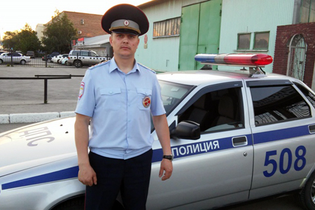 Новосибирский полицейский спас прыгнушего с моста мужчину