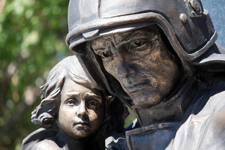 «Спасают жизни людей, рискуя своими»: памятник пожарным открыли в Новосибирске