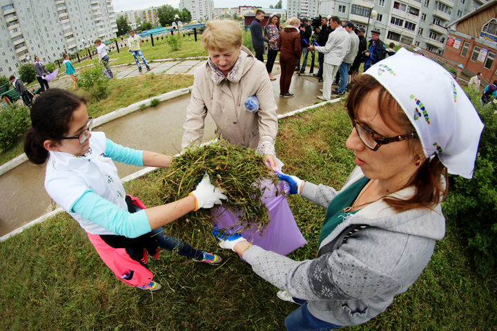 Школьники очистили центральную аллею Кодинска от мусора (фото)