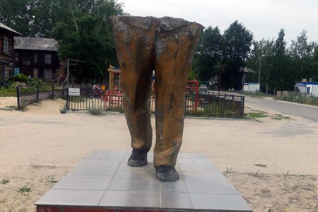 Неизвестные отрезали половину памятника Ленину в Томской области