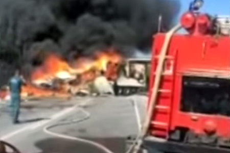 Сгорел грузовик, столкнувшийся с пассажирским автобусом в Красноярском крае (видео)
