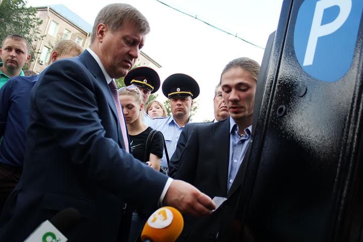 Новосибирцы должны понять платные парковки: москвичи показали мэру паркомат