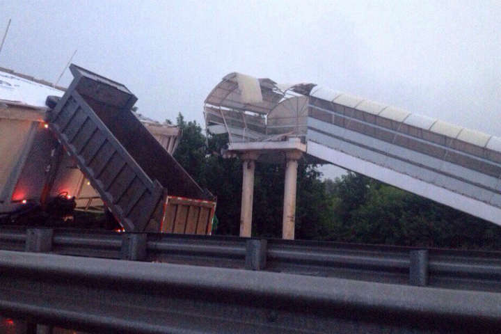 Пешеходный мост рухнул на Советское шоссе в Новосибирске (фото)