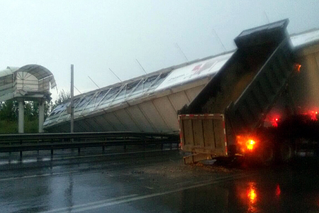 Полиция начала проверку после обрушения пешеходного моста в Новосибирске