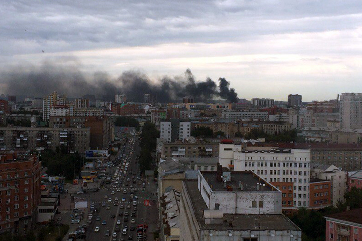 Магазин красок загорелся в Новосибирске (фото)