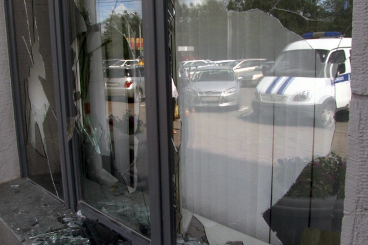 Безработный разбил кувалдой окна мэрии Омска за воровство (фото)