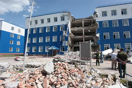 Cолдаты омского центра ВДВ получили выговор за отказ вынести имущество рухнувшей казармы