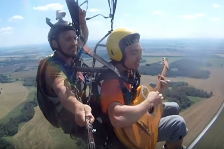 Музыканты спели марш авиаторов в открытом небе над Новосибирском