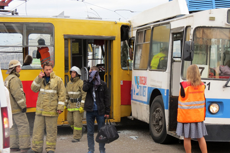 Трамвай протаранил троллейбус в Барнауле, пострадали шесть человек 