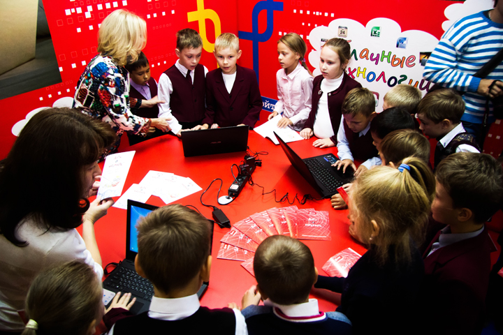 «В ответе за тех, кого подключили»: выставка о безопасности детей в сети открылась в Новосибирске