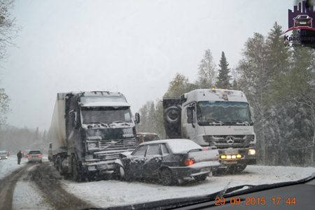 Снегопад остановил сотни машин на трассе М-54 в Красноярском крае 