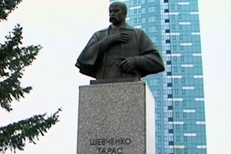 Памятник Тарасу Шевченко появился у новосибирского парламента