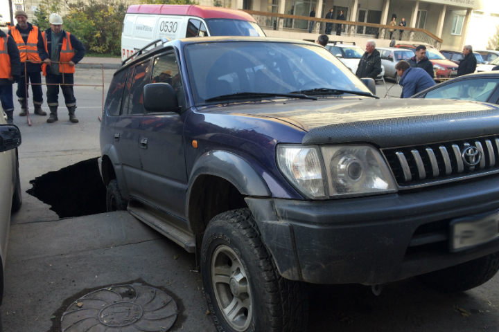 Асфальт провалился под автомобилем в центре Новосибирска