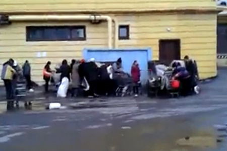 Жители Кемерова забрали еду из мусорных баков ТЦ
