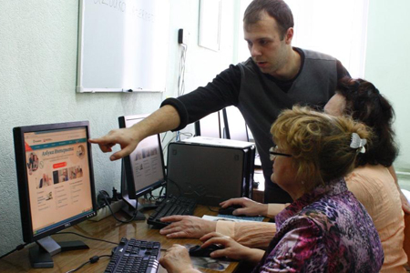 Старшее поколение изучает в Новосибирске «Азбуку интернета»