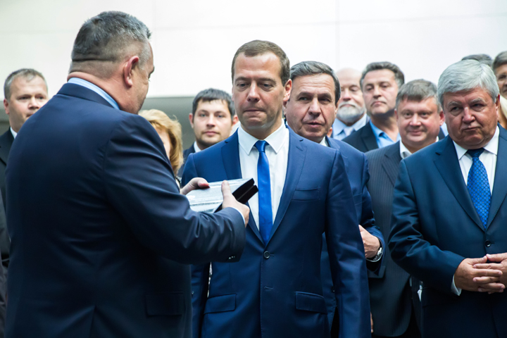 Медведев осудил новосибирских единороссов за избрание Шимкива