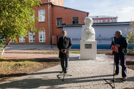 Министр культуры Новосибирской области открыл выставочный проект «Пушкинский дворик»
