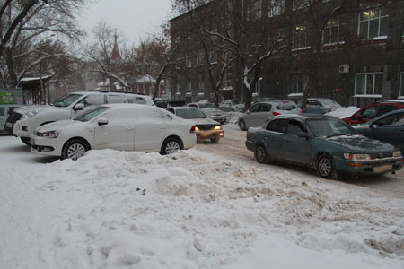 Снегопад осложнил ситуацию на дорогах Новосибирска 