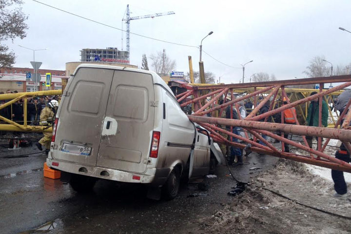 Башенный кран упал на дорогу в Омске, погибли два человека 