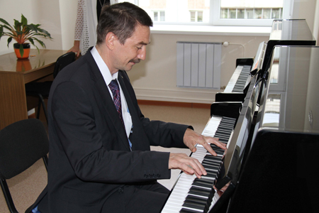 Новосибирский министр культуры сыграет на фортепианном вечере