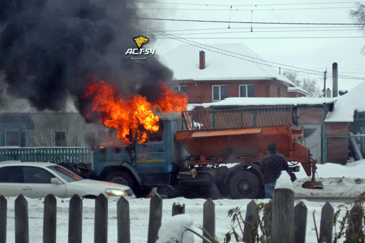 Снегоуборочная техника загорелась в Новосибирске