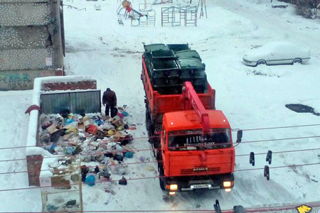 Новосибирские коммунальщики выкинули мусор во дворе и увезли баки