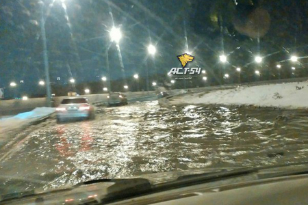 Дорожные службы Новосибирска устранили потоп на Бугринском мосту