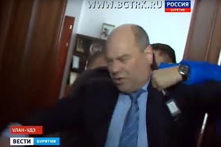 ГТРК показала сюжет, в котором ее журналист бьет мэра Улан-Удэ микрофоном 