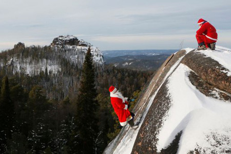Красноярские спасатели организовали встречу Деда Мороза и Санта-Клауса на Столбах 