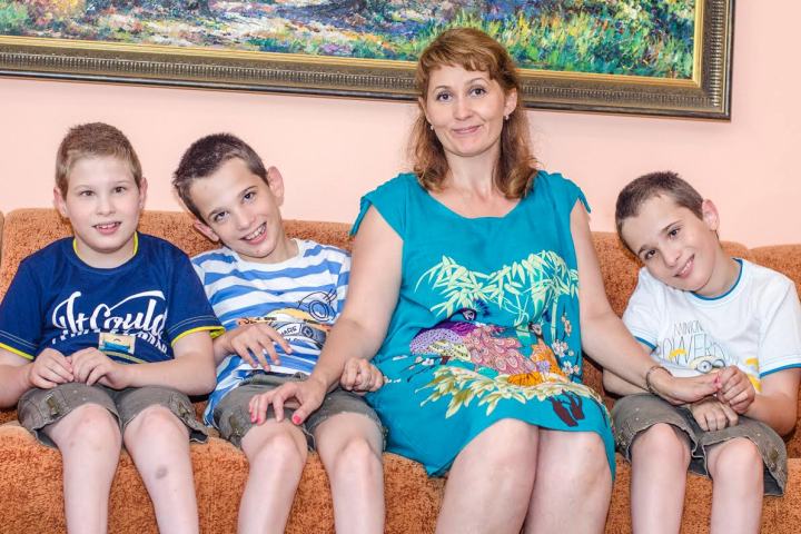 Три оставшихся без отца брата с ДЦП из Новосибирска нуждаются в дорогом лечении в Москве