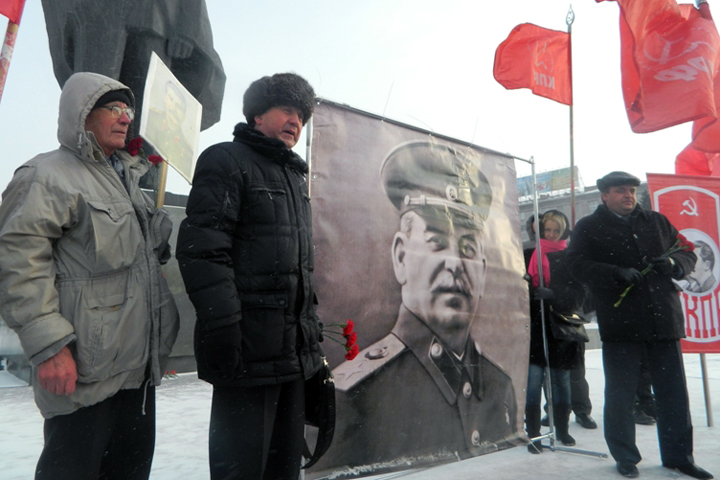 Новосибирцы поднесли цветы портрету Сталина у памятника Ленину