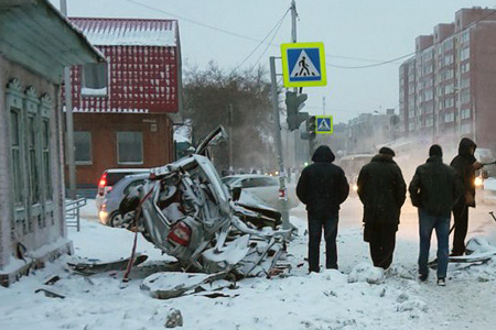 «Лада» врезалась в грузовик и дом в Омске, двое погибли 