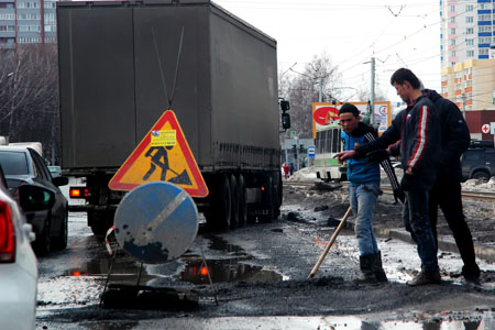 Красноярский автомобилист отсудил у коммунальщиков 65 тыс. рублей за яму дороге 