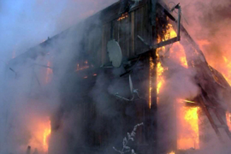 Три красноярца погибли при пожаре в жилом доме