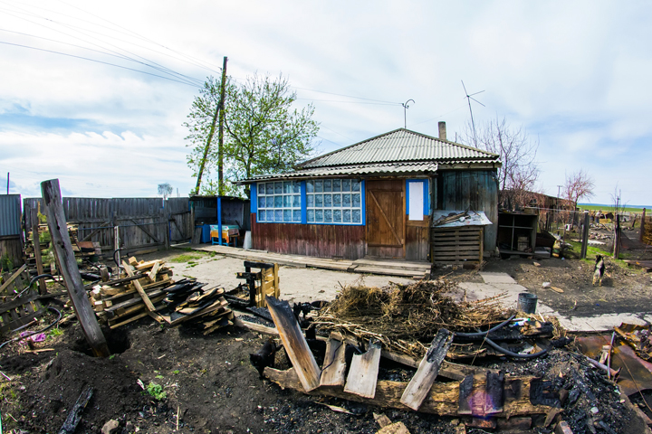 Московские субподрядчики сорвали строительство домов погорельцам в Хакасии