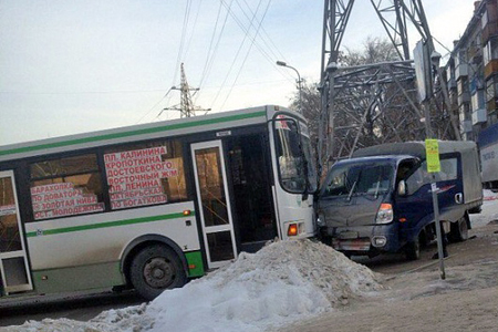 Мэрия Новосибирска введет безнал в автобусах для борьбы с теневыми доходами