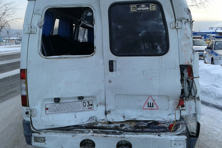 Грузовик протаранил маршрутку в Улан-Удэ, четверо пострадали 